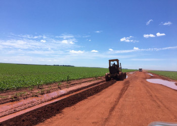 Produtores fazem manutenção das estradas da soja no cerrado